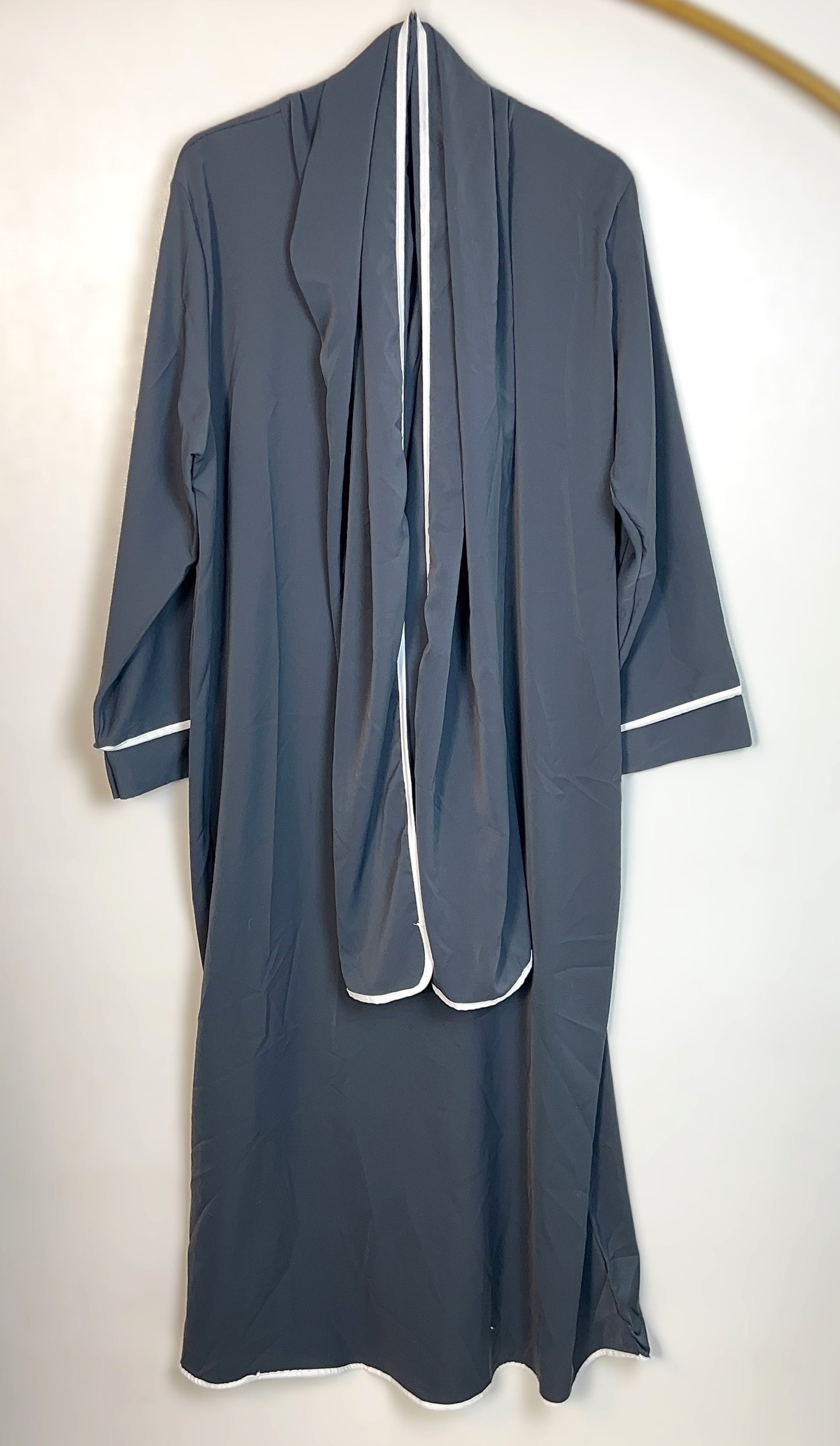ABAYA MIT INTEGRIERTEM HIJAB MEDINA-SEIDEN-STIL (LANA)