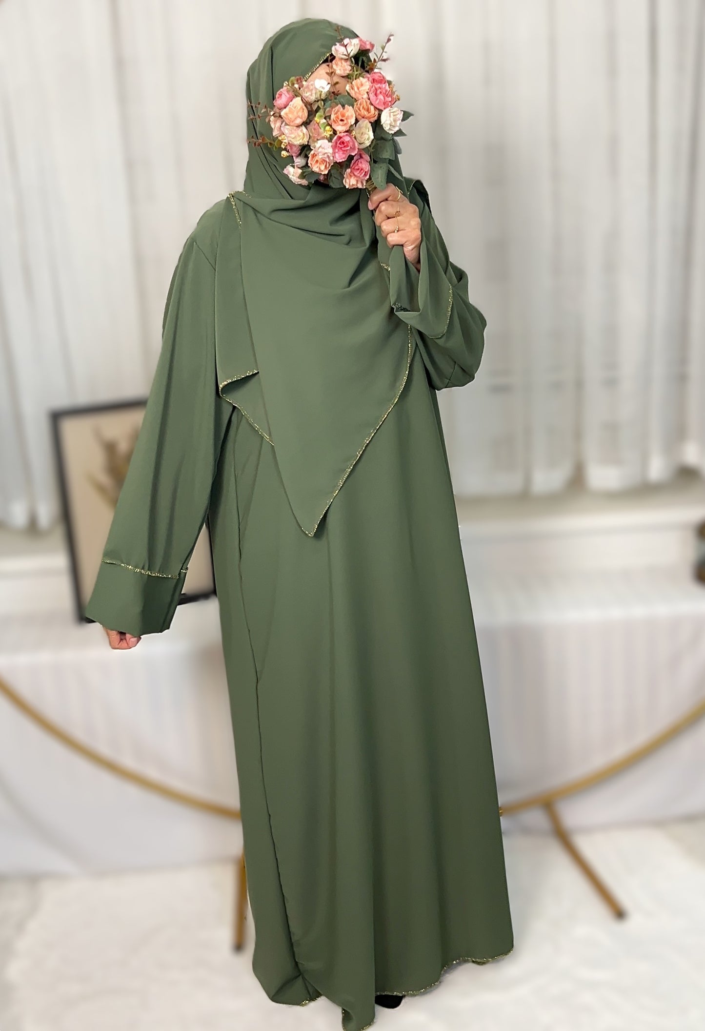 ABAYA MIT INTEGRIERTEN HIJAB MEDINA-SEIDEN-STIL (SHERIFA)