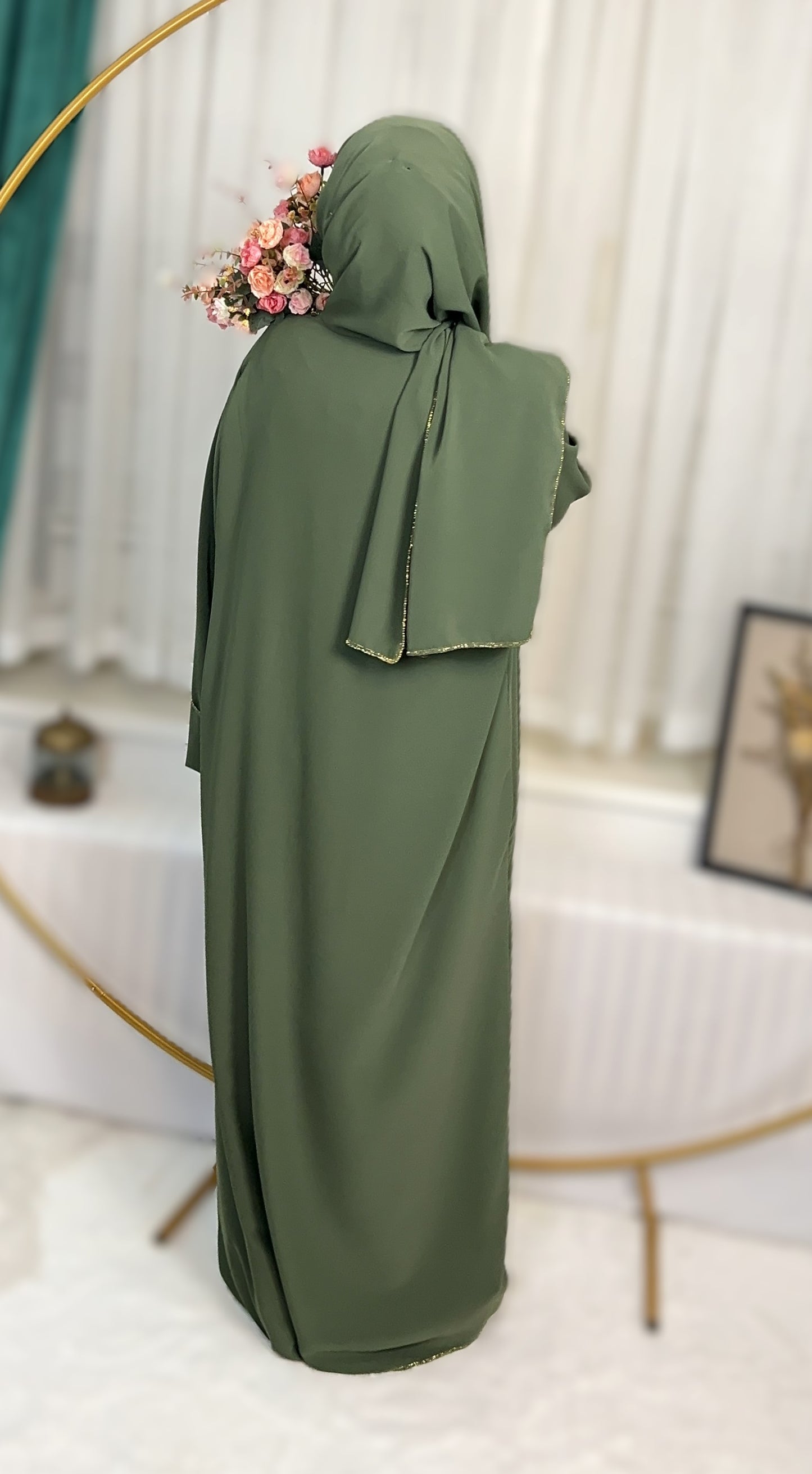 ABAYA MIT INTEGRIERTEN HIJAB MEDINA-SEIDEN-STIL (SHERIFA)