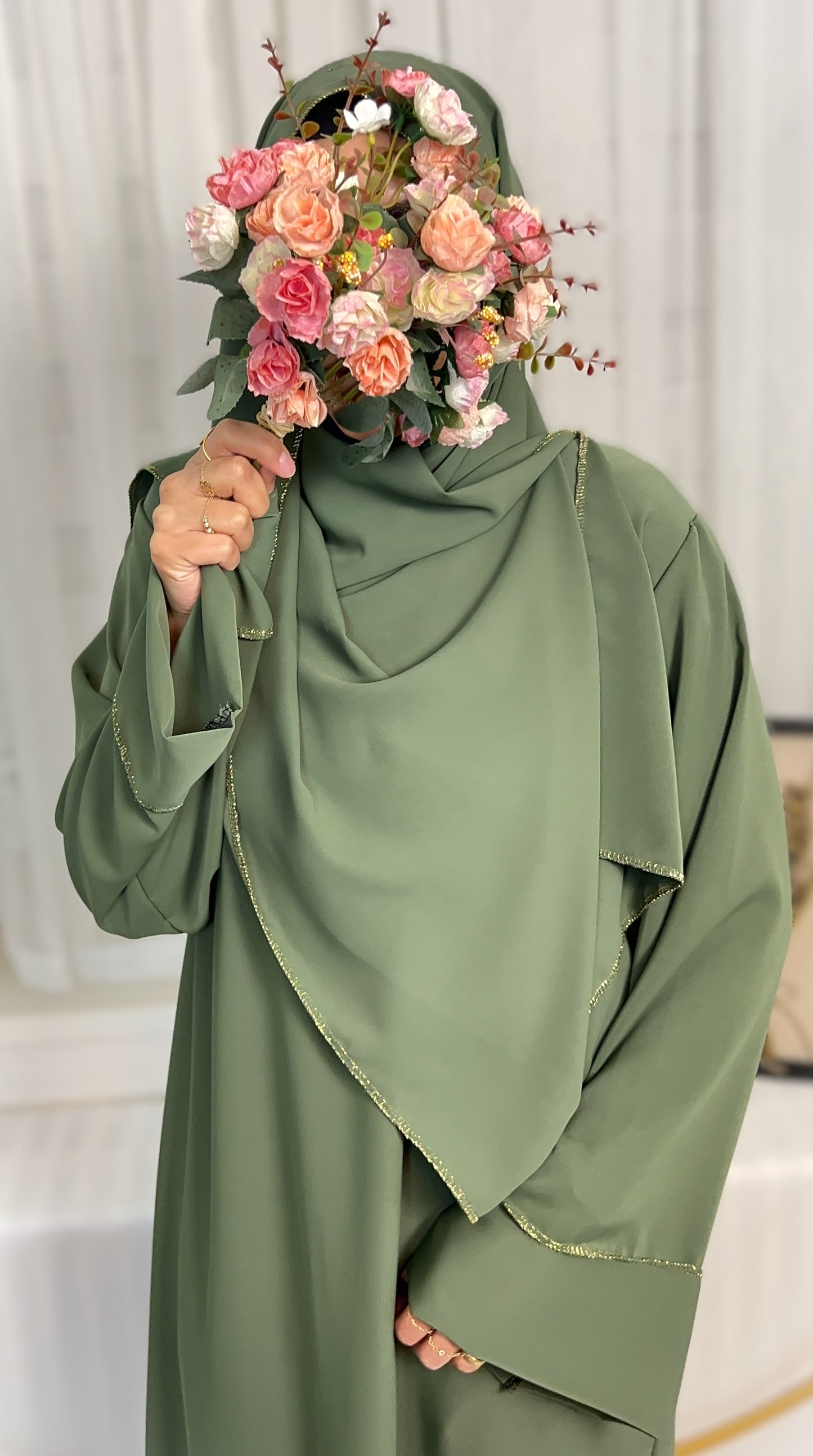 ABAYA MIT INTEGRIERTEN HIJAB MEDINA-SEIDEN-STIL (SHERIFA)