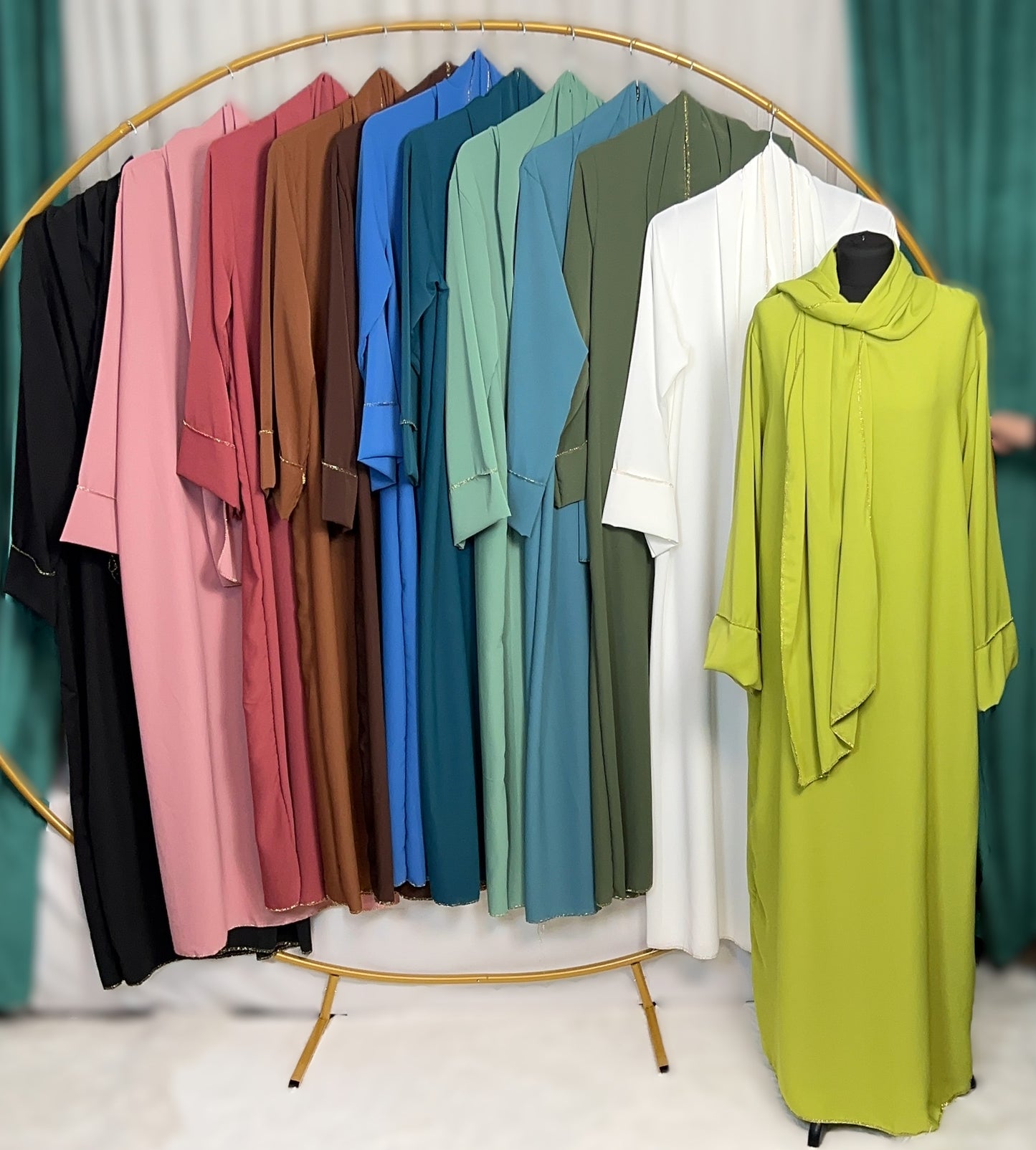 ABAYA MIT INTEGRIERTEN HIJAB MEDINA-SEIDEN-STIL (SHERIFA)