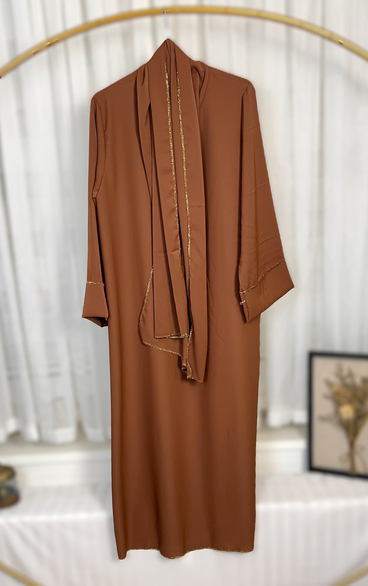 ABAYA MIT INTEGRIERTEN HIJAB MEDINA-SEIDEN-STIL (SHERIFA)
