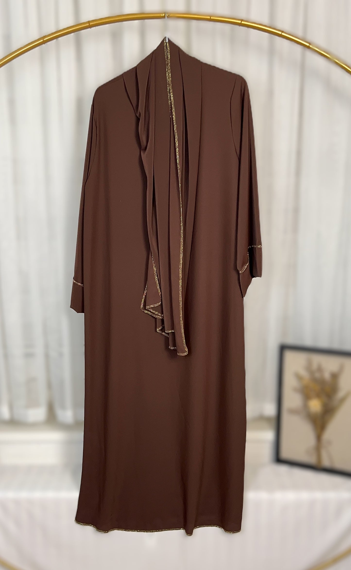 ABAYA MIT INTEGRIERTEN HIJAB MEDINA-SEIDEN-STIL (SHERIFA)