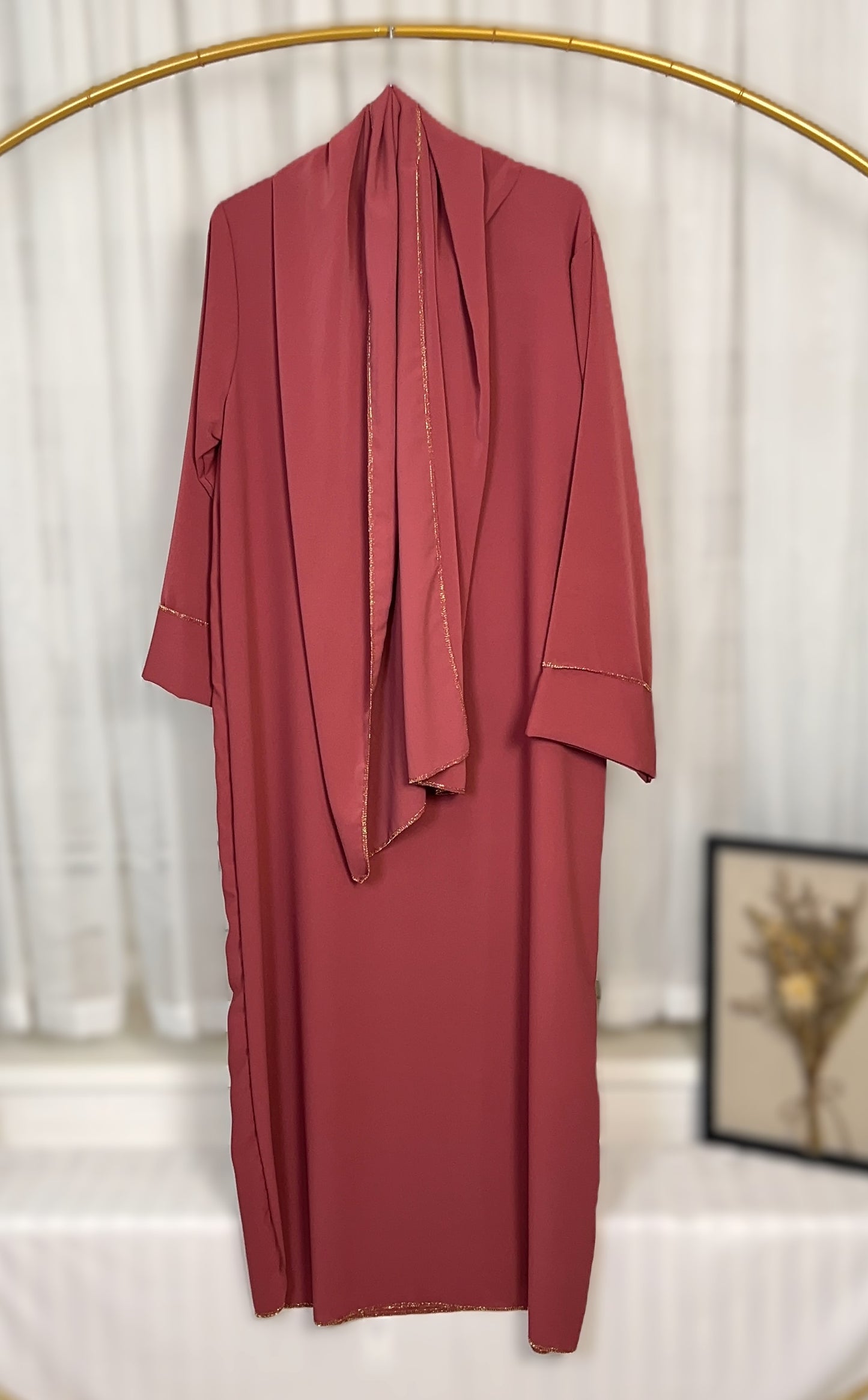 ABAYA MIT INTEGRIERTEN HIJAB MEDINA-SEIDEN-STIL (SHERIFA)