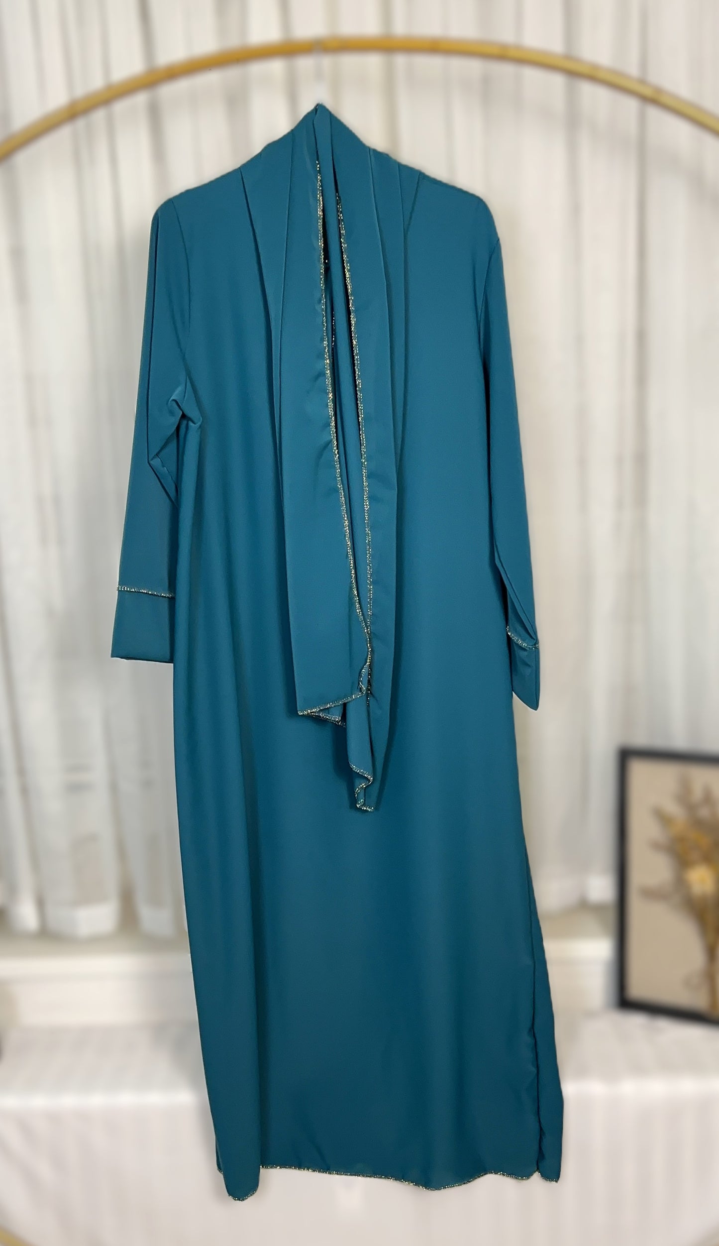 ABAYA MIT INTEGRIERTEN HIJAB MEDINA-SEIDEN-STIL (SHERIFA)