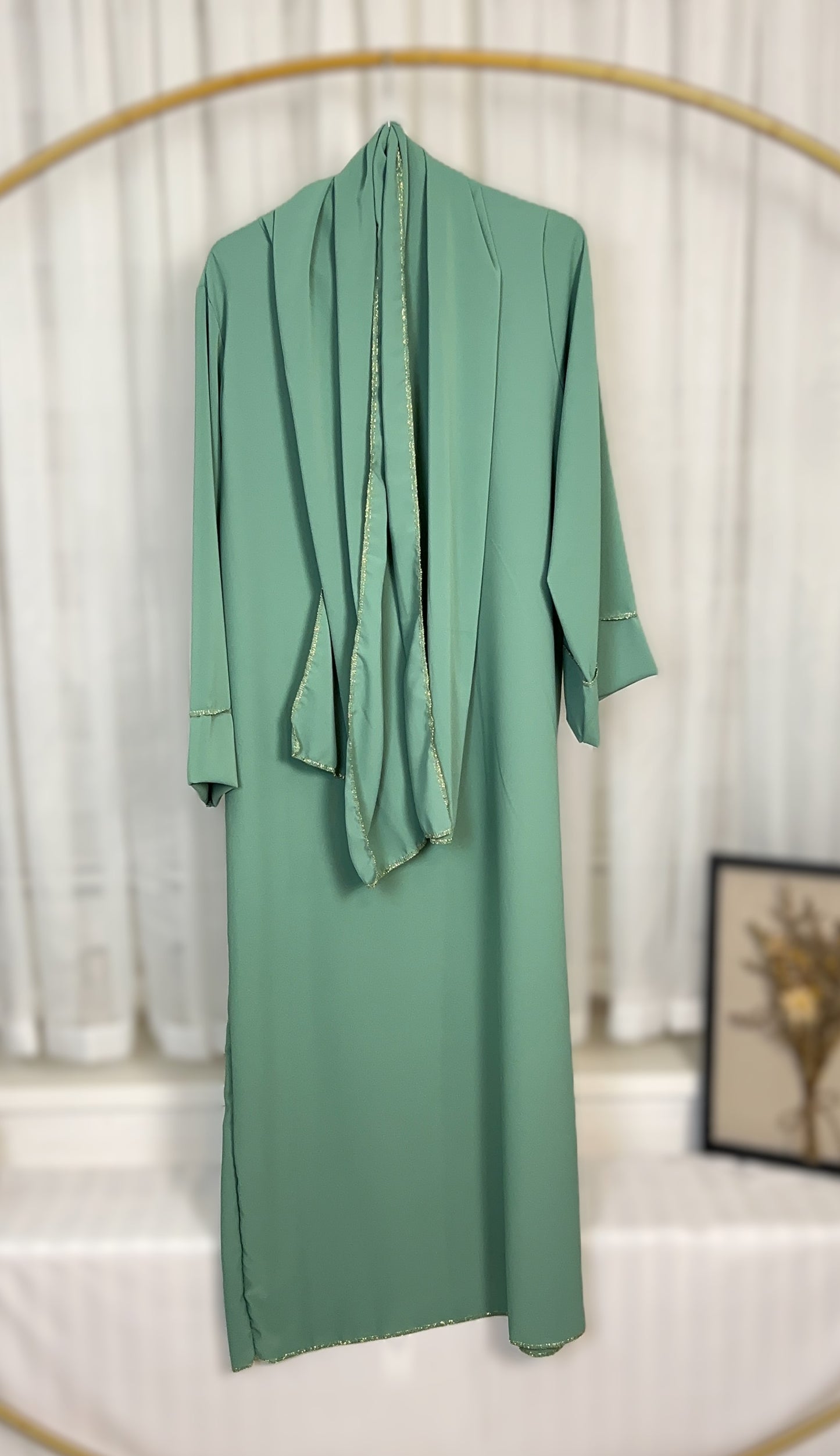 ABAYA MIT INTEGRIERTEN HIJAB MEDINA-SEIDEN-STIL (SHERIFA)