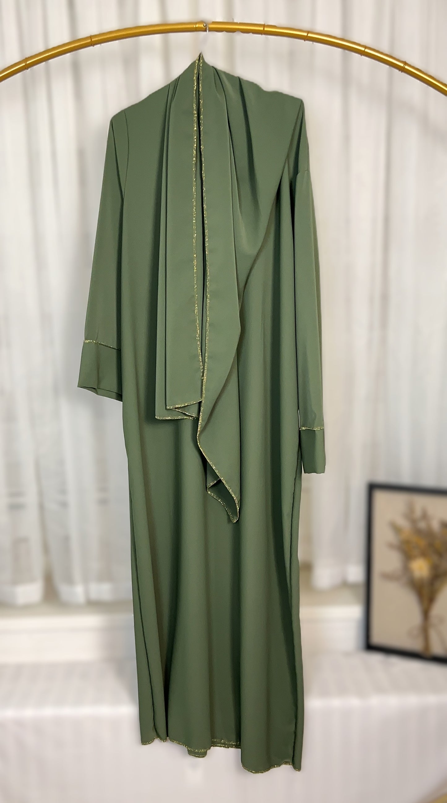 ABAYA MIT INTEGRIERTEN HIJAB MEDINA-SEIDEN-STIL (SHERIFA)