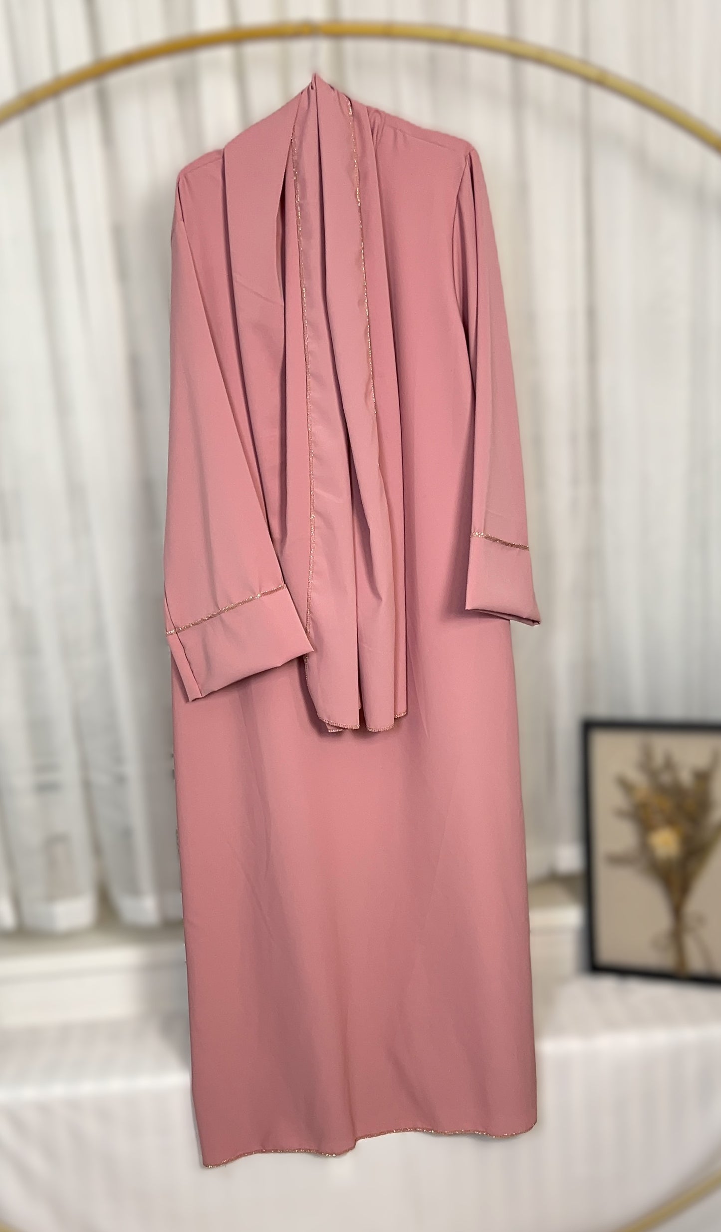 ABAYA MIT INTEGRIERTEN HIJAB MEDINA-SEIDEN-STIL (SHERIFA)