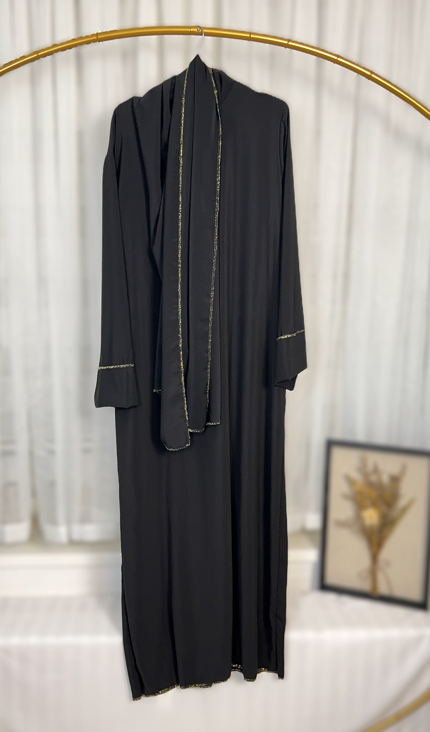 ABAYA MIT INTEGRIERTEN HIJAB MEDINA-SEIDEN-STIL (SHERIFA)