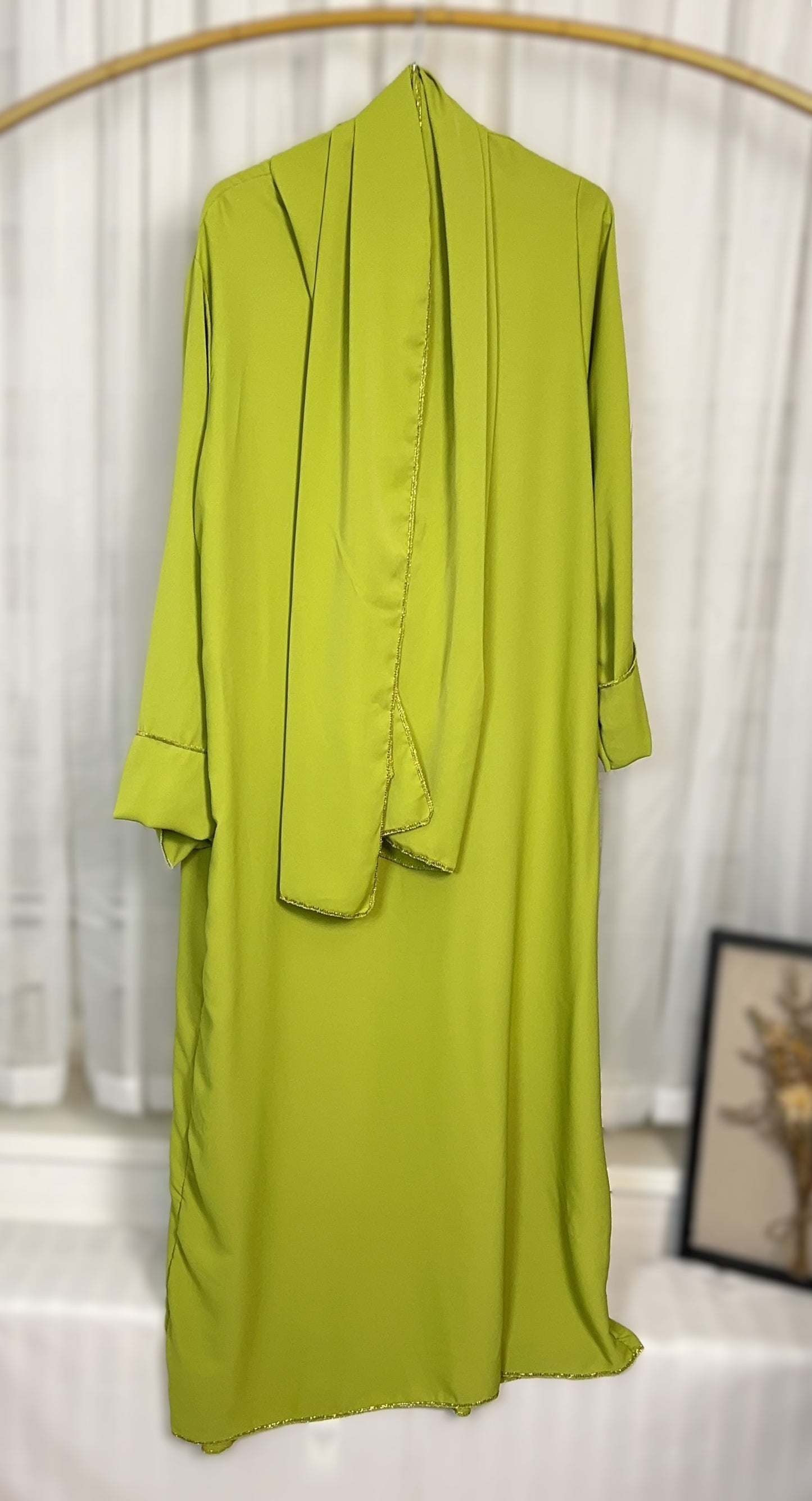 ABAYA MIT INTEGRIERTEN HIJAB MEDINA-SEIDEN-STIL (SHERIFA)