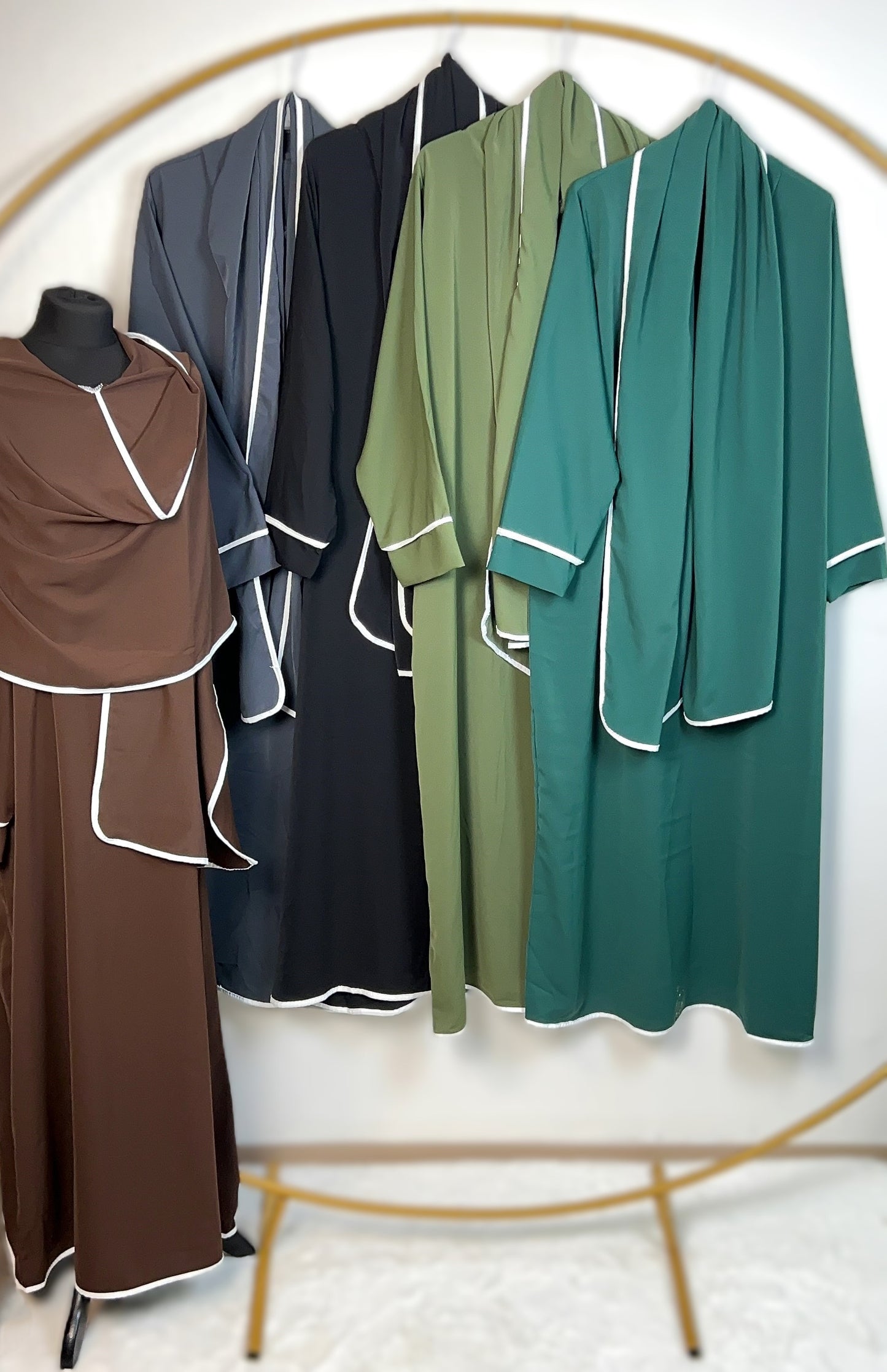 ABAYA MIT INTEGRIERTEM HIJAB MEDINA-SEIDEN-STIL (LANA)