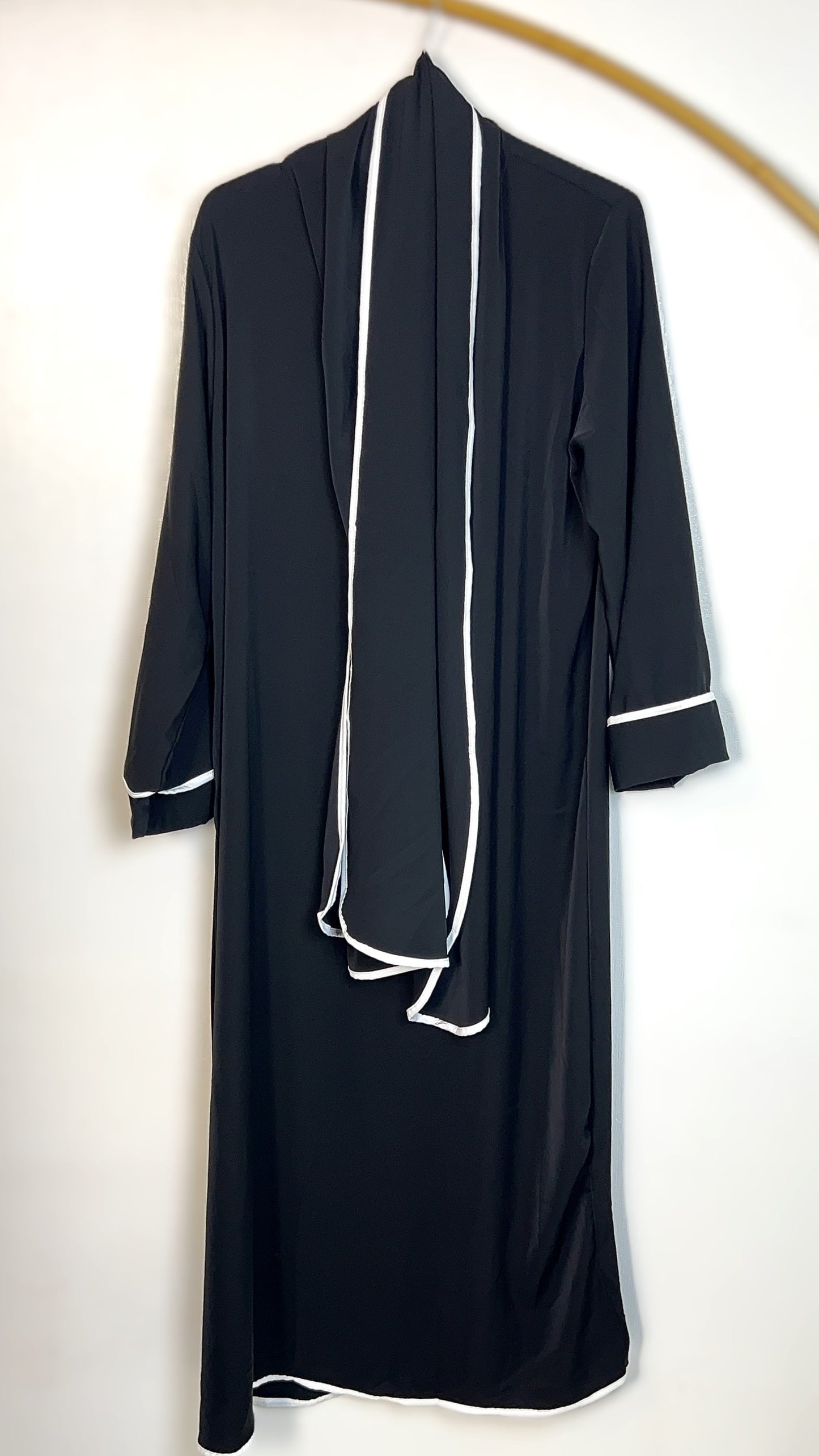ABAYA MIT INTEGRIERTEM HIJAB MEDINA-SEIDEN-STIL (LANA)