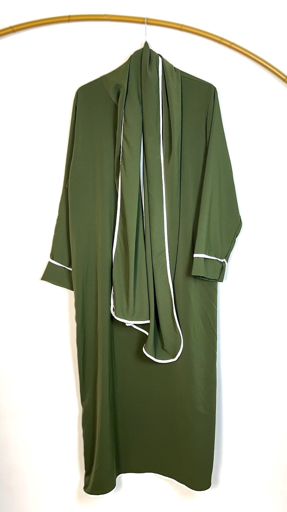 ABAYA MIT INTEGRIERTEM HIJAB MEDINA-SEIDEN-STIL (LANA)